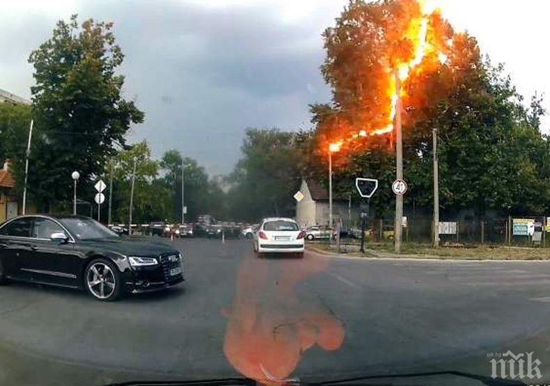 УНИКАЛНО ВИДЕО: Мълния удари прелеза на Пещерско шосе в Пловдив