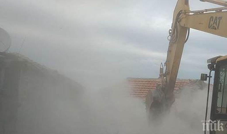 Напрежение в гетото в Бургас - бутат незаконни цигански къщи (ВИДЕО/СНИМКИ)