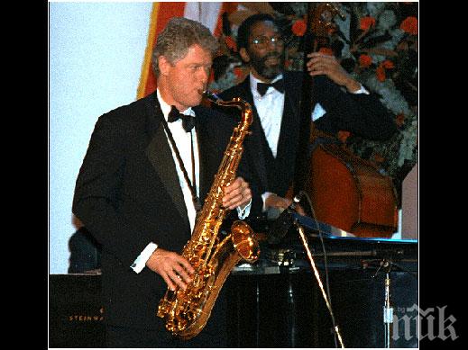 Подариха на Клинтън собствения му саксофон