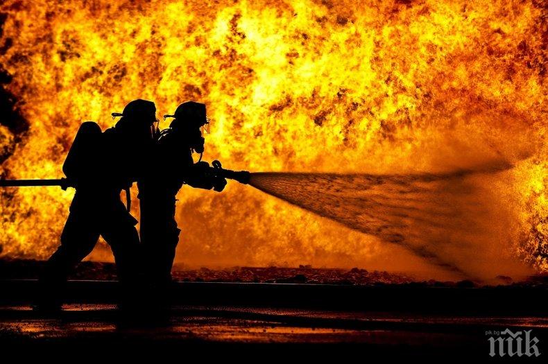 ОГНЕН АД: Пожарникари гасят голям пожар цяла нощ в Бургас (СНИМКИ)