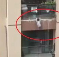 ЧУДО: 3-годишно дете полетя от шестия етаж, съседи го спасиха (ВИДЕО)