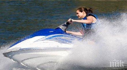 джетове тормозят почиващите плажа