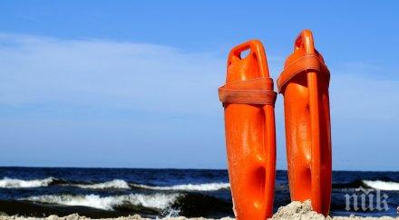 опасности морето спасители все често вадят вода летовници опарени медузи