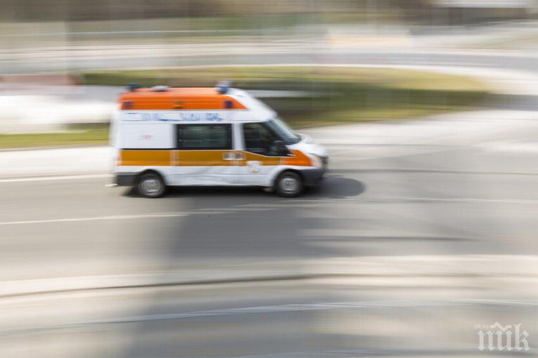 Катастрофа между маршрутка и лека кола в Софийско, трима са ранени