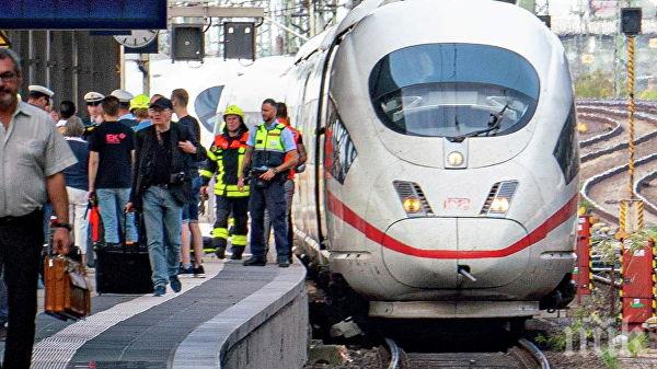 УЖАС: Мъж бутна дете под колелата на влак в Германия