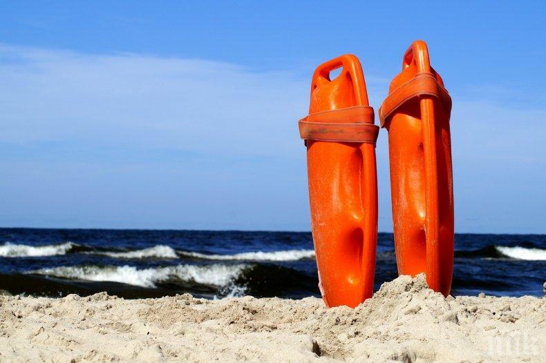 ОПАСНОСТИ В МОРЕТО: Спасители все по-често вадят от вода летовници, опарени от медузи