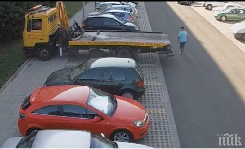 ПРИ МАНЕВРА: Камион потроши нов тротоар в Бургас