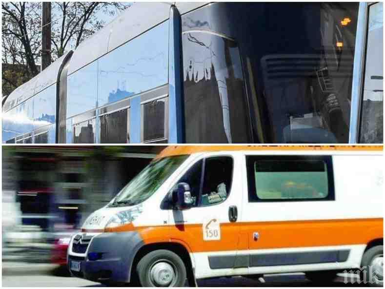 САМО В ПИК: Драма в трамвай в София - спешни медици спасяват пътник в безсъзнание