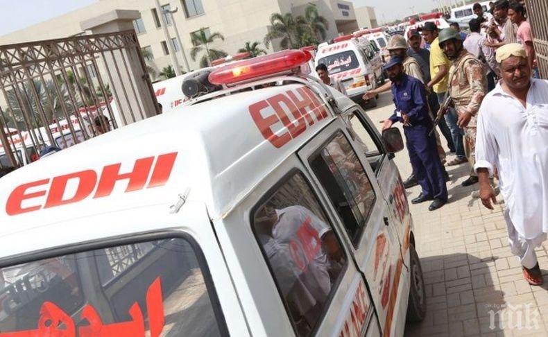 Десет загинали при падането на самолет в Пакистан