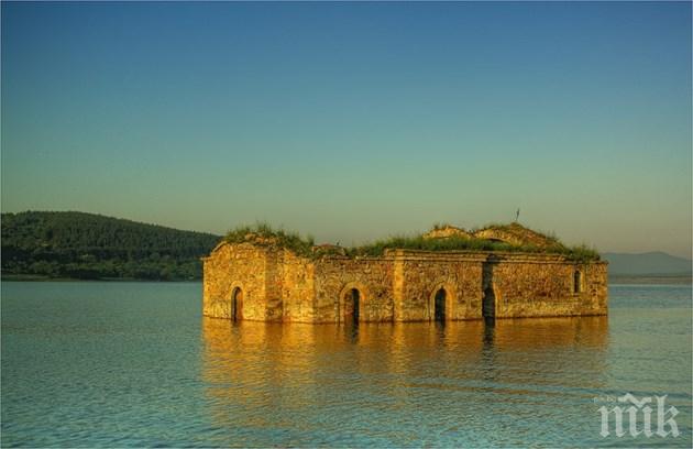 Митрополит служи в Потопената църква