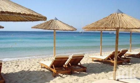 СТРАШЕН НАПЛИВ: Плажовете в Гърция претъпкани, сянката е кът