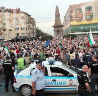 Вижте уникални снимки от мелето между протестиращи и полицаи в столицата