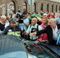 Кола с надпис 