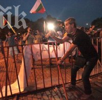 Става страшно! Пaрламентът на косъм от погром!