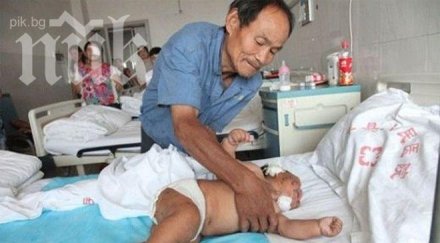 майка наръга бебето ухапало кърмене