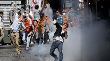 полицията истанбул пак използва сила хората