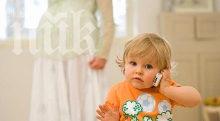 бебе купи кола играейки телефона баща