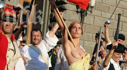 момиче гола гръд оглави протеста снимки