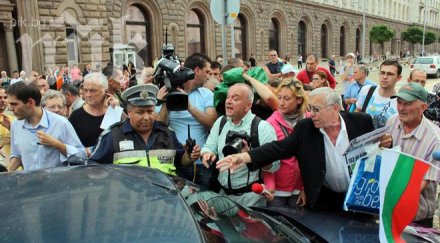 кола надпис национална полиция блъсна протестиращ президентството обновена