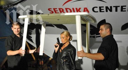 плеймейтка изгаври волен засне гола фотосесия масата снимки