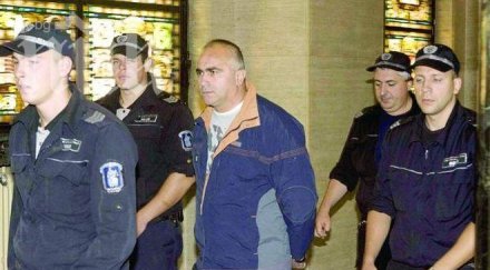 янко ваташки облепва затворническата килия стихове