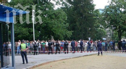 демонстранти заслепяват лазер депутатите влизане парламента