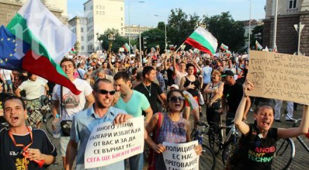 сова харис протестът вече политически граждански