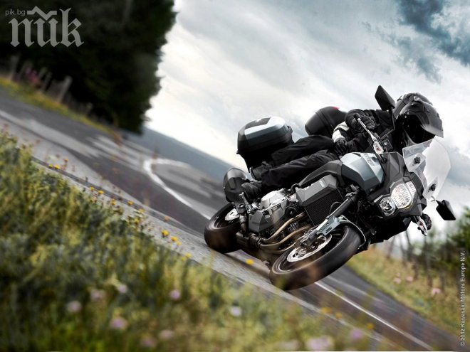 Рокер се заби в бус, загина на място