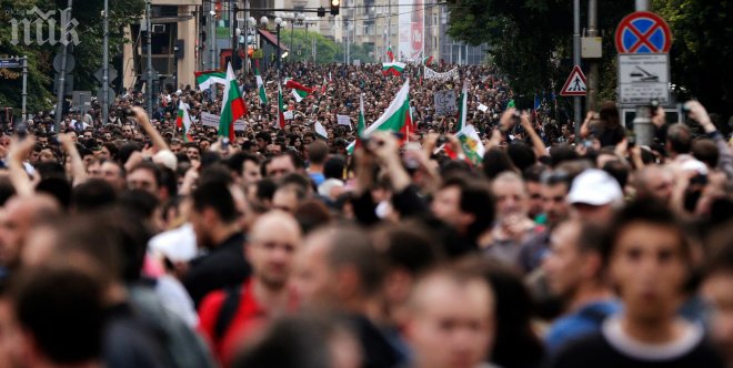 Полицията брои протестиращите с нова техника, в момента са над 10 000 души