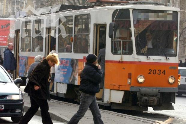 Трамвай едва не уби човек