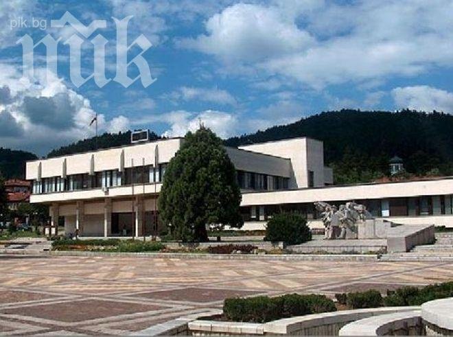 Искат да разпускат и местния парламент в Троян