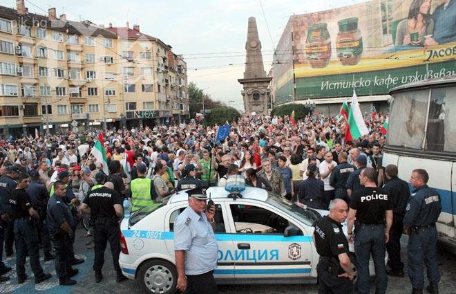 Вижте уникални снимки от мелето между протестиращи и полицаи в столицата