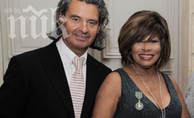 73-годишната Тина Търнър минава под венчило този месец