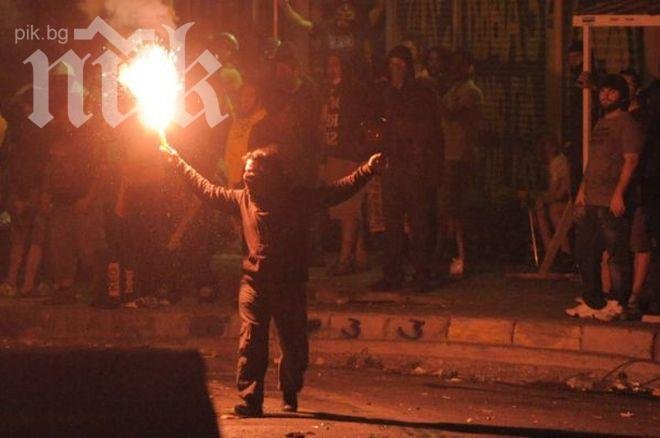 Ултраси се млатиха с газови бомби, бухалки, камъни и пистолети, шестима арестувани