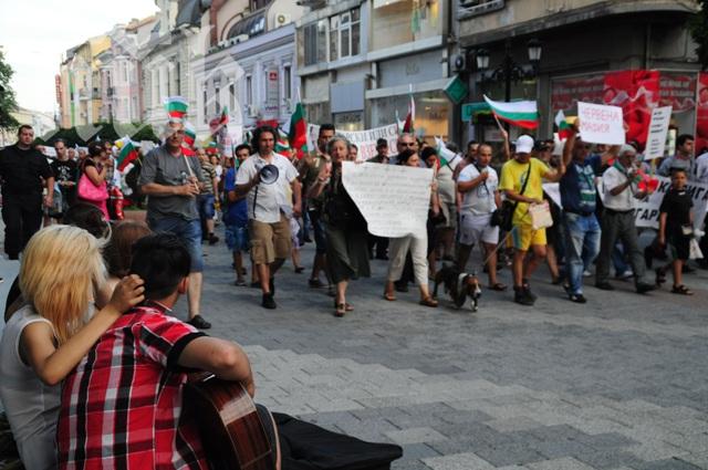 Нападнаха с камъни лидер на протестите в Пловдив