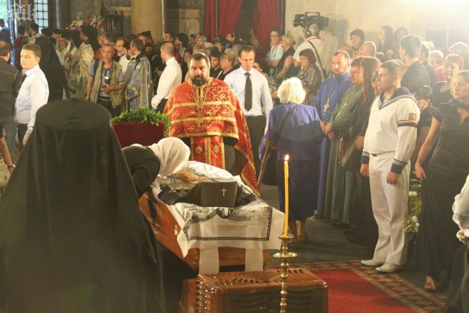 Погребаха митрополит Кирил