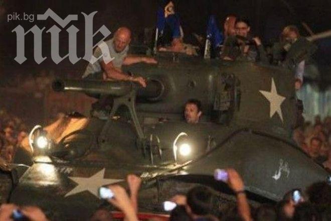 Тифози на Аталанта газят с танк коли на Рома и Бреша