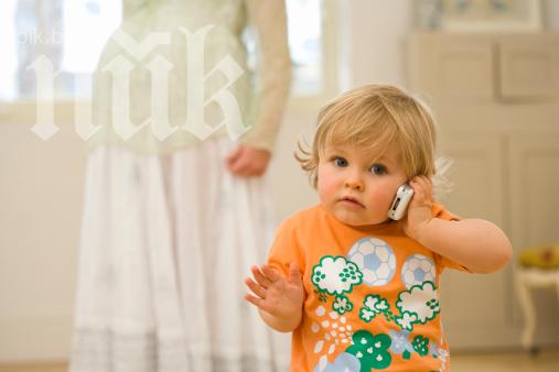 Бебе си купи кола, играейки си с телефона на баща си