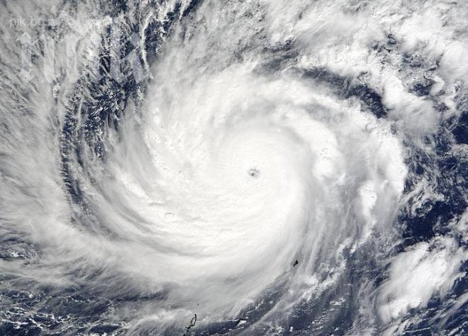 Мощен тайфун удари Тайван, тежки предмети летят, убиват хора