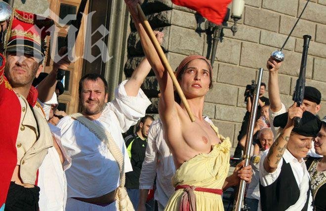 Момиче с гола гръд оглави протеста (Снимки)
