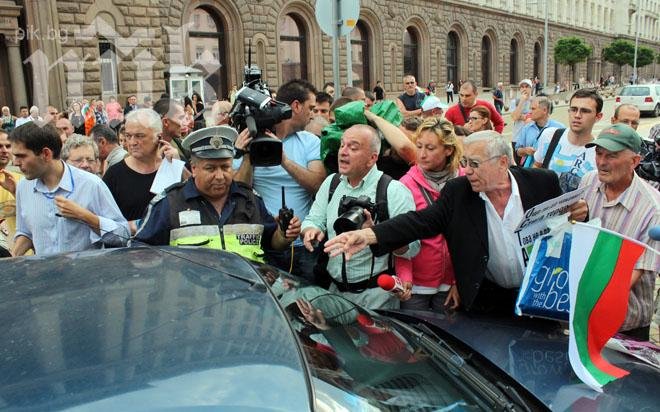 Кола с надпис Национална полиция блъсна протестиращ пред президентството (обновена)