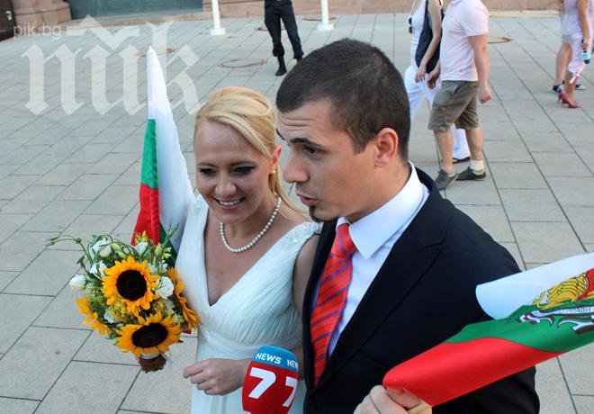 Протестът започна със сватба