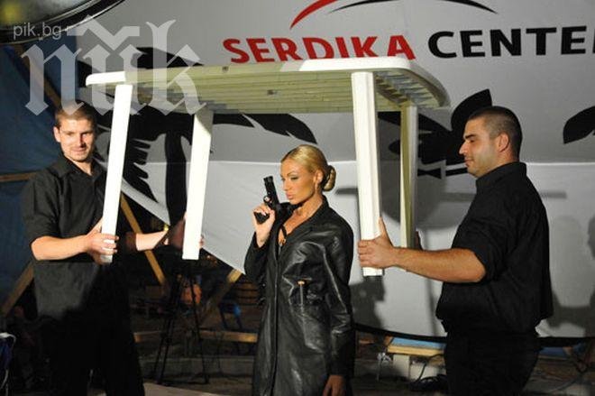 Плеймейтка се изгаври с Волен, засне гола фотосесия под масата (снимки 18+)