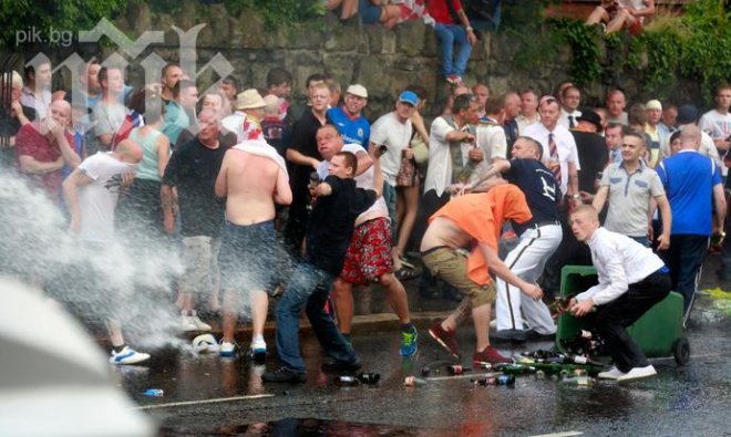 В Северна Ирландия от два дни се бият католици и протестанти 