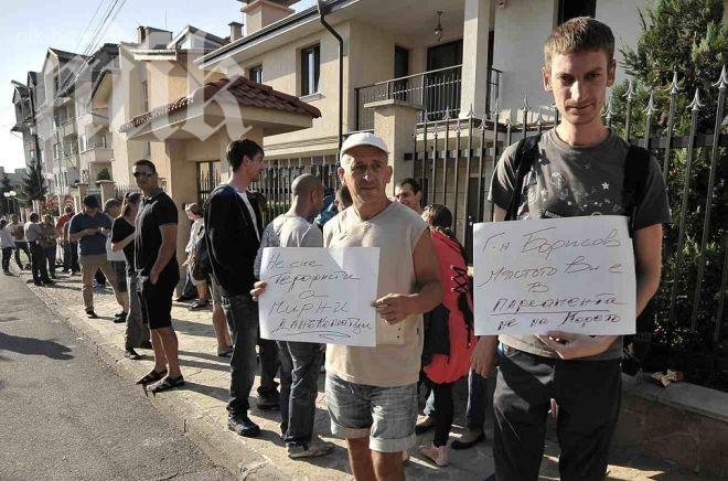 100 човека в Банкя викат Бойко на работа, него го няма