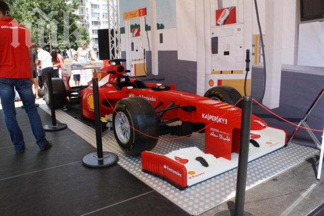 Болид на Ферари от 200 000 лего блокчета пристига във Варна