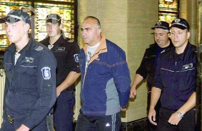 Янко Ваташки облепва затворническата си килия със стихове