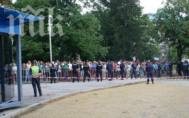 Демонстранти заслепяват с лазер депутатите на влизане в парламента