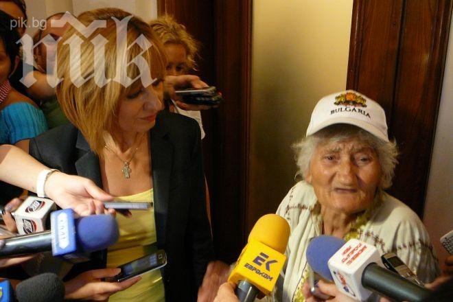 Мая Манолова си направи пиар с 83-годишна баба