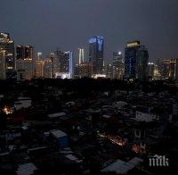 Страшна авария в Джакарта - милиони останаха без ток